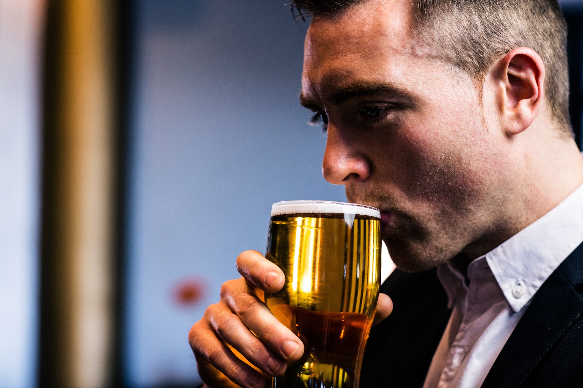 Человек выпивает каждый день. Бизнесмены выпивают. Бизнесмены пьют пиво. Мужчина пьет пиво. Бизнесмен с пивом.
