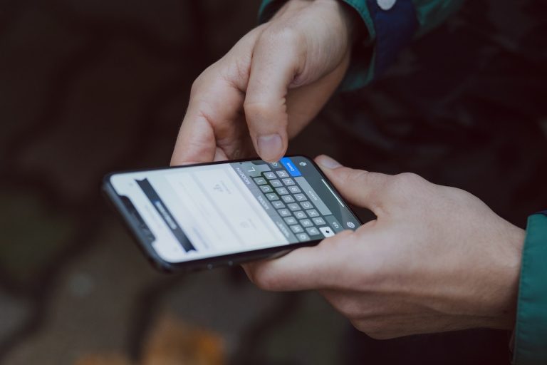 In app messaging vs push notifications: The art of user communication ...